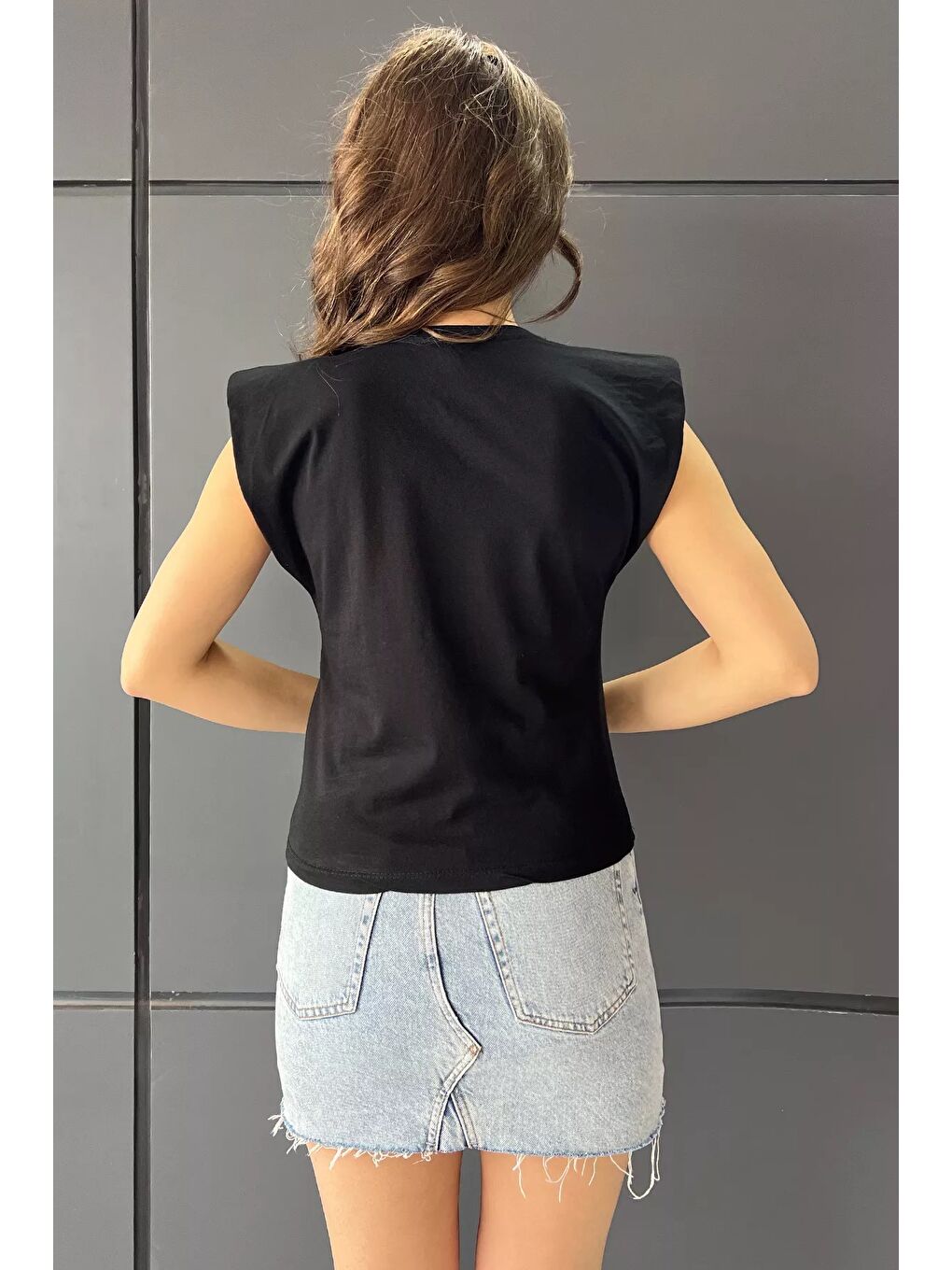 Siyah Kolyeli Omuz Vatkalı Kadın Bluz-2