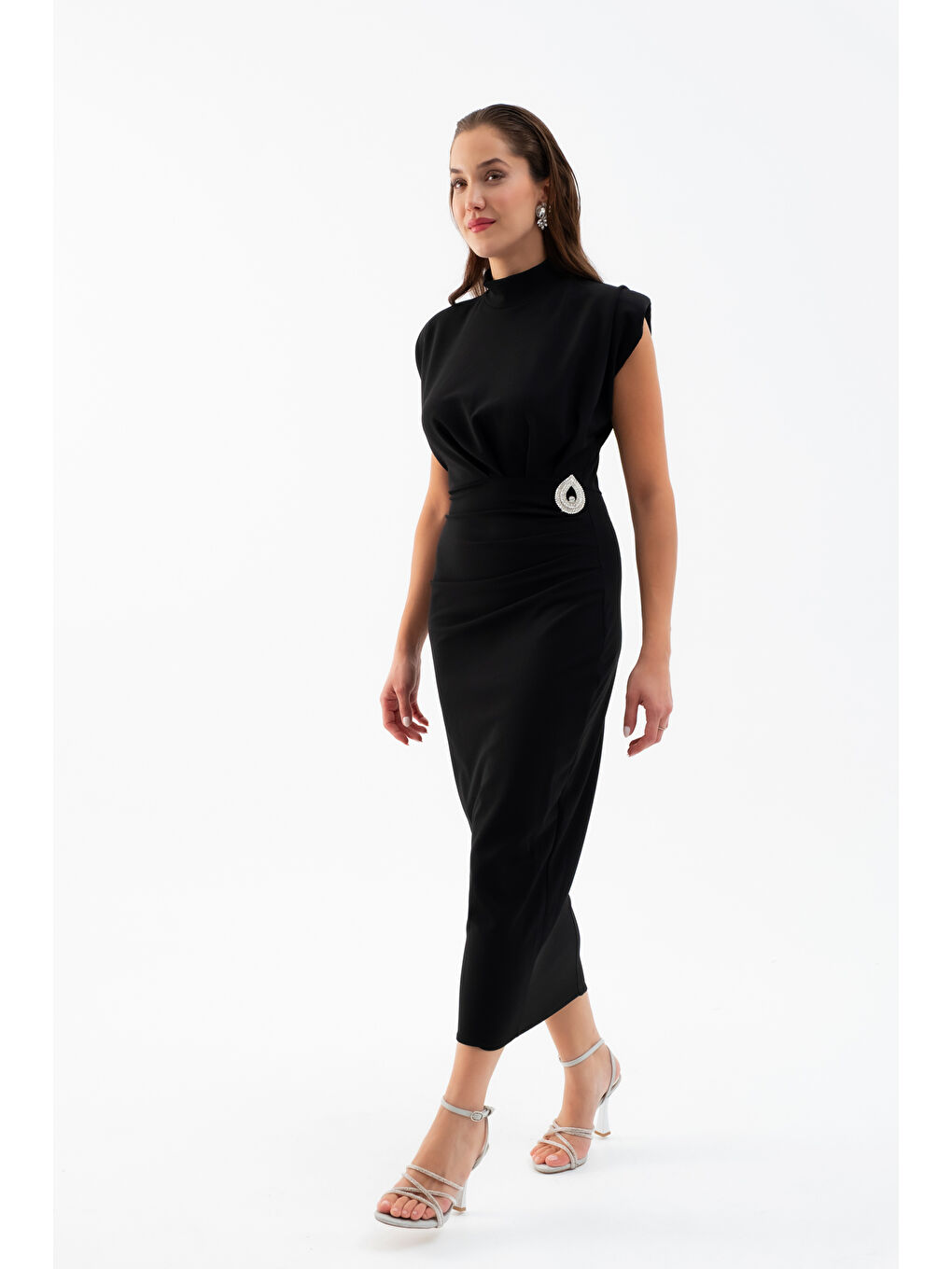 Kadın Siyah Aksesuar Detay Vatkalı Midi Elbise