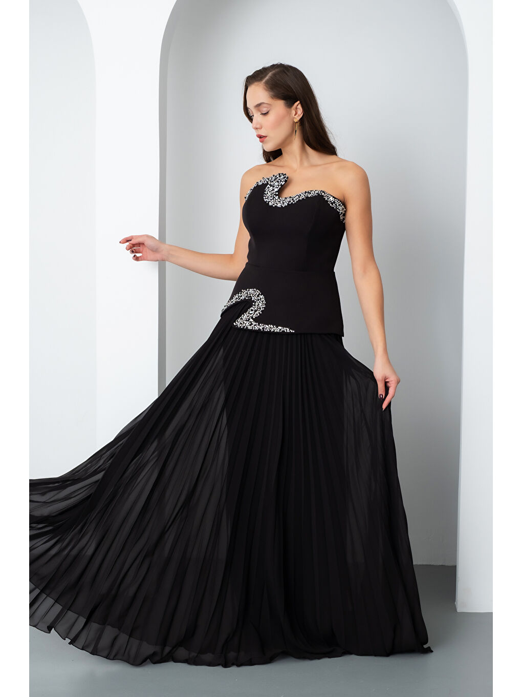 Kadın Siyah Straplez Yaka Taşlı Piliseli Uzun Abiye Elbise