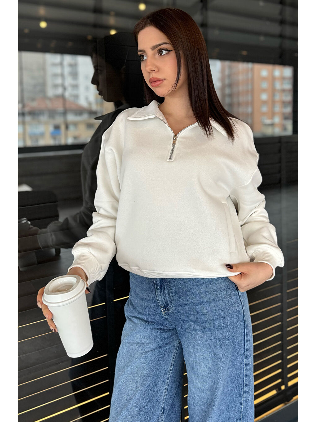 Beyaz Dik Yaka Yarım Fermuarlı Şardonlu Kadın Sweatshirt-1