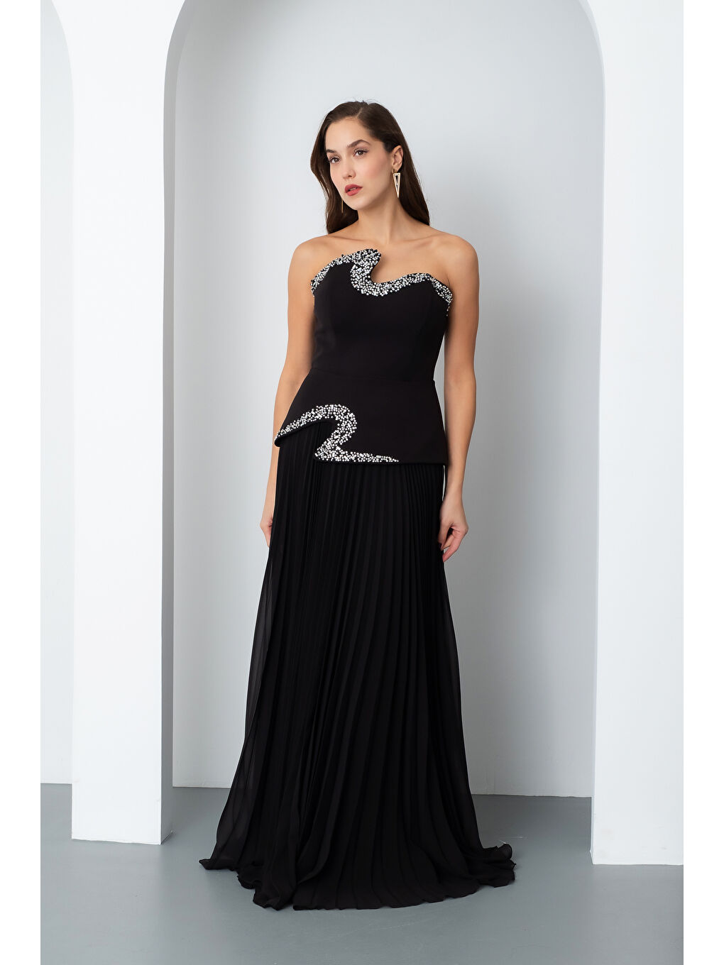 Kadın Siyah Straplez Yaka Taşlı Piliseli Uzun Abiye Elbise-1