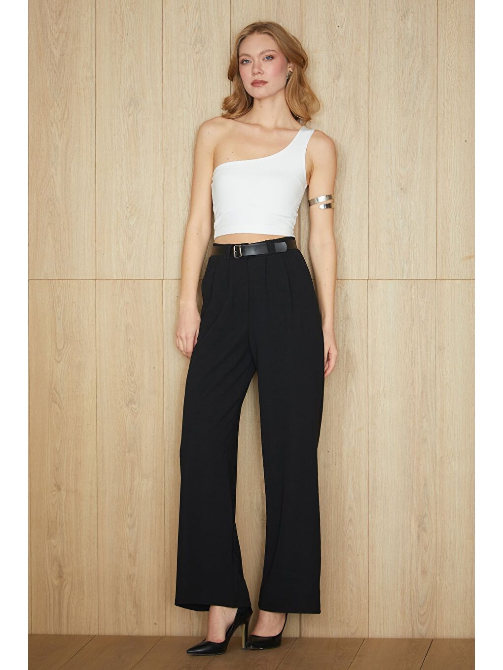 Siyah Kemer Detaylı Pileli Palazzo Pantolon