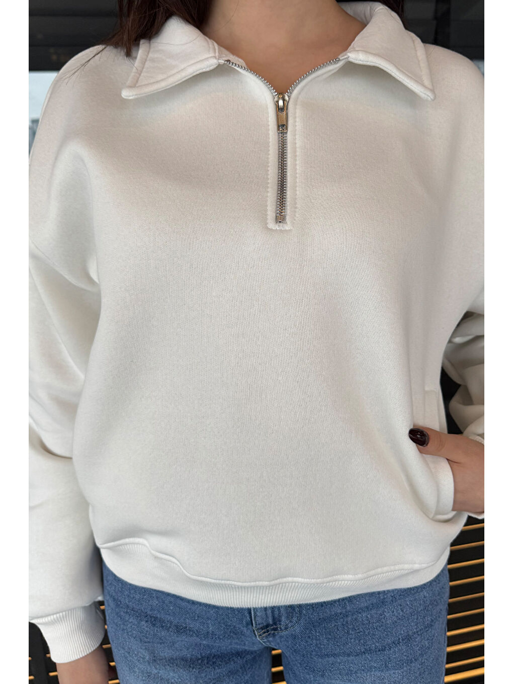 Beyaz Dik Yaka Yarım Fermuarlı Şardonlu Kadın Sweatshirt-2