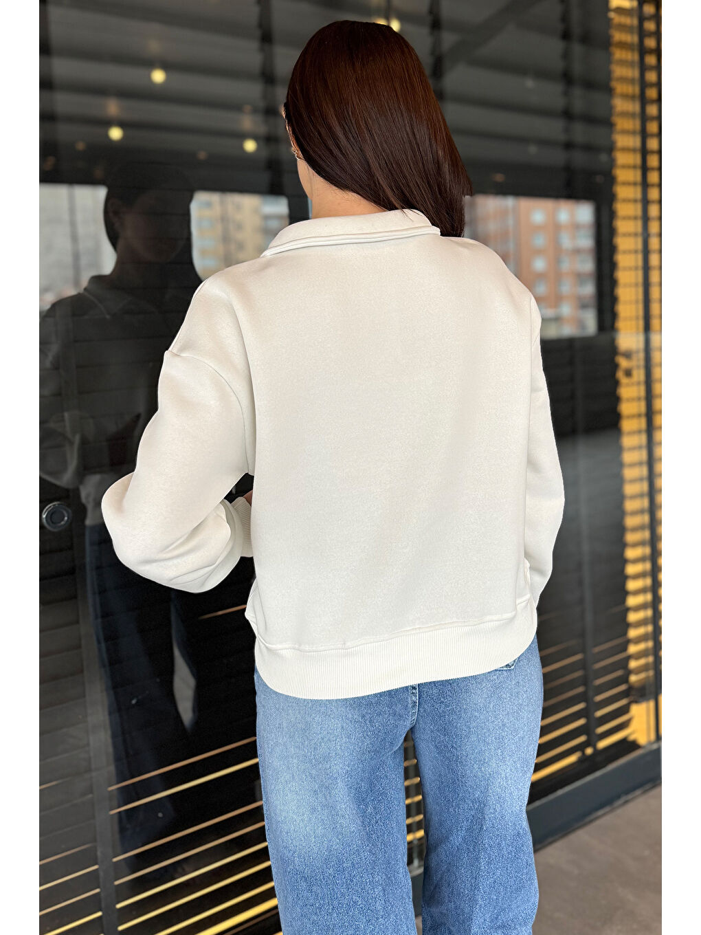 Beyaz Dik Yaka Yarım Fermuarlı Şardonlu Kadın Sweatshirt-3