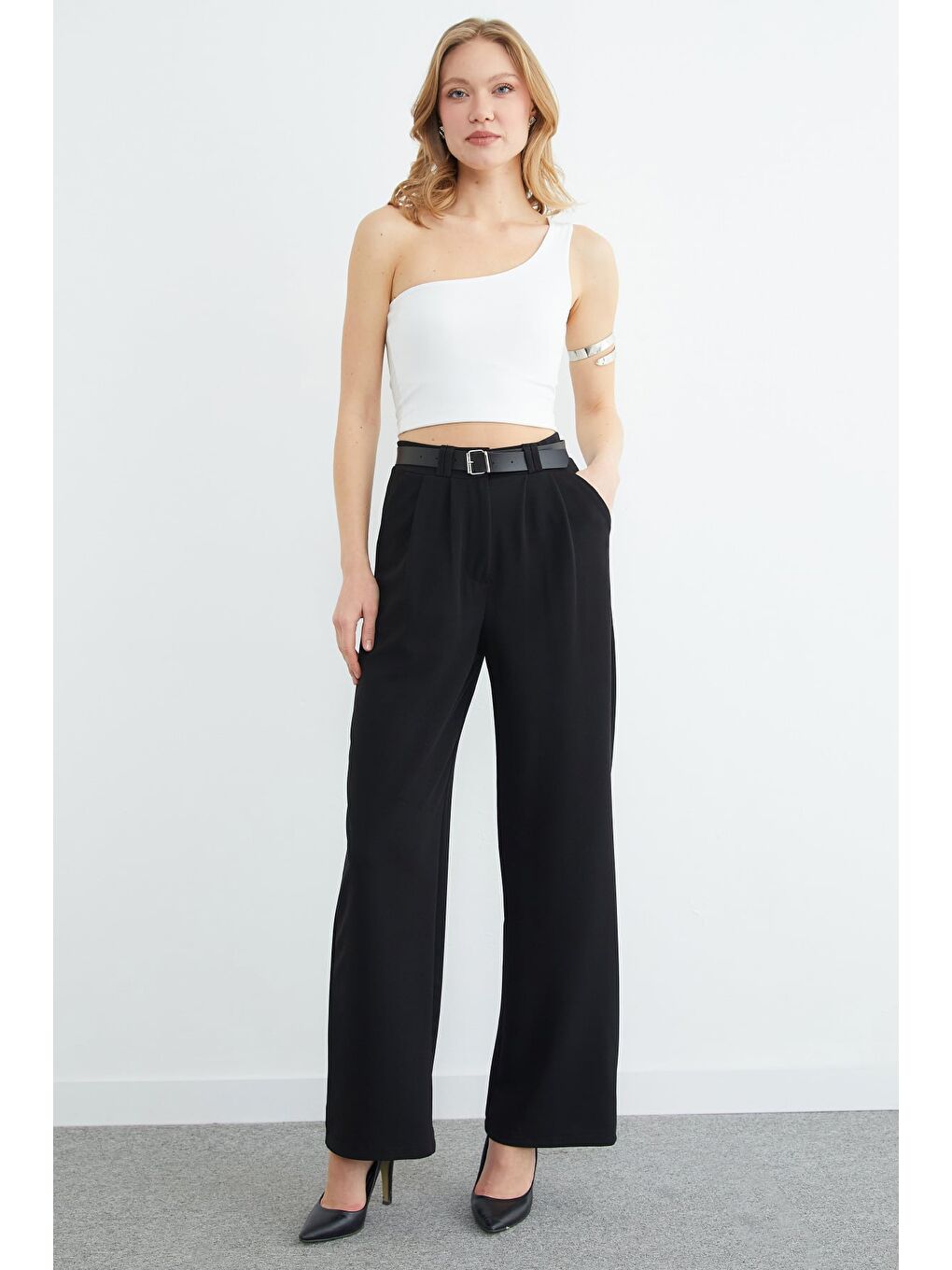 Siyah Kemer Detaylı Pileli Palazzo Pantolon-2