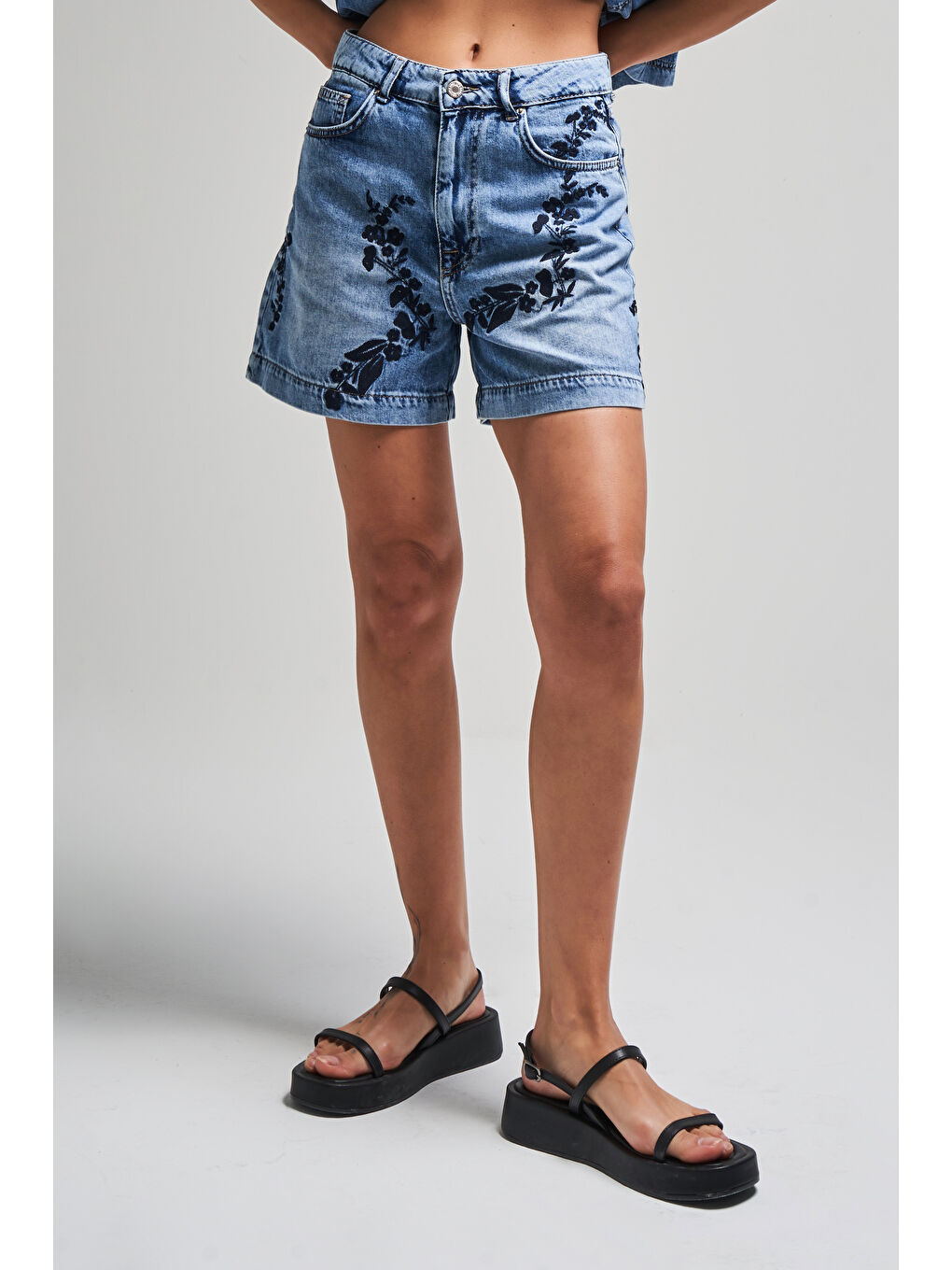 Kadın Jean Rengi 4S5-27 Mavi Çiçek Nakışlı Mom Fit %100 Pamuk Denim Şort