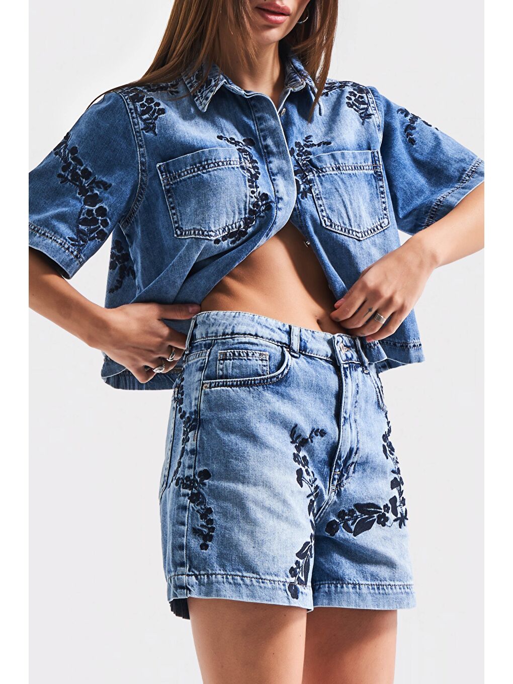 Kadın Jean Rengi 4S5-27 Mavi Çiçek Nakışlı Mom Fit %100 Pamuk Denim Şort-2