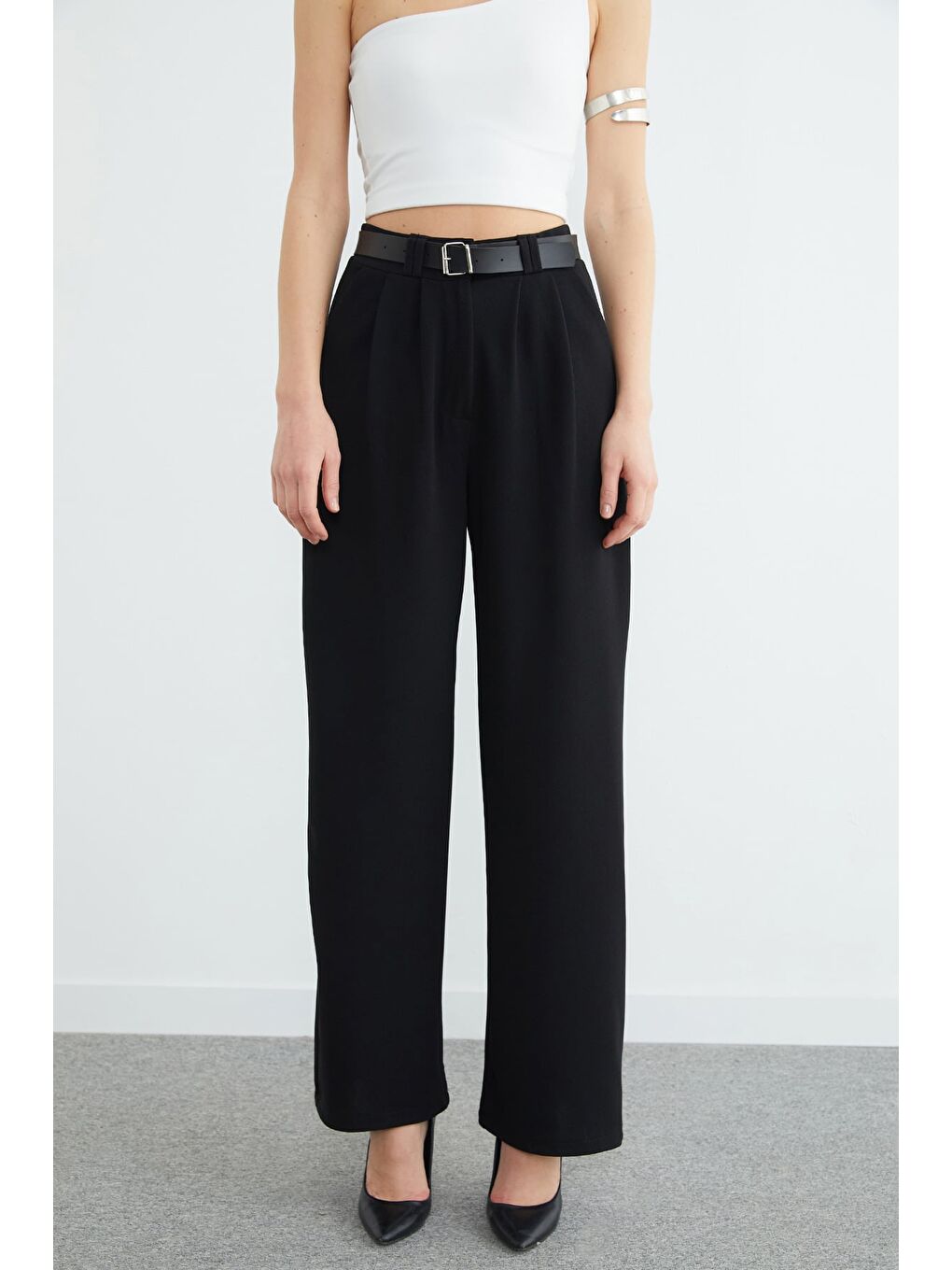 Siyah Kemer Detaylı Pileli Palazzo Pantolon-4