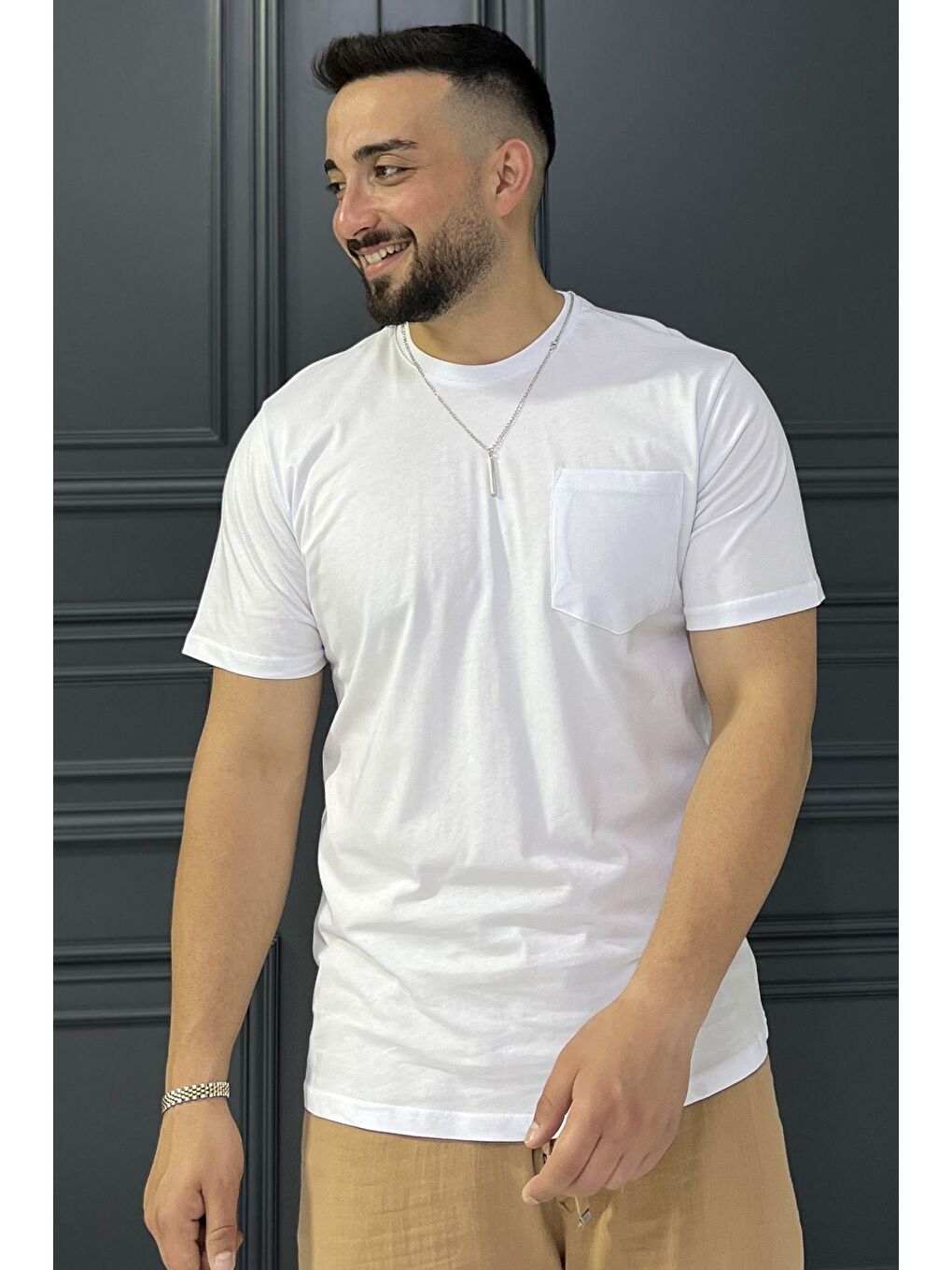 Beyaz Aksesuarlı Cepli Erkek Tişört-1