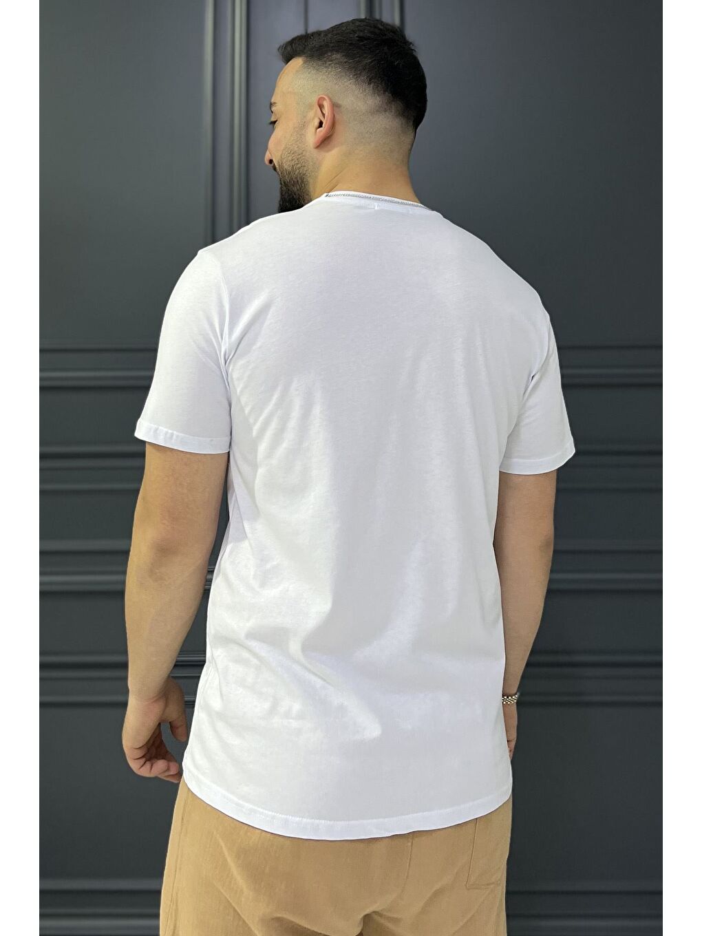 Beyaz Aksesuarlı Cepli Erkek Tişört-2