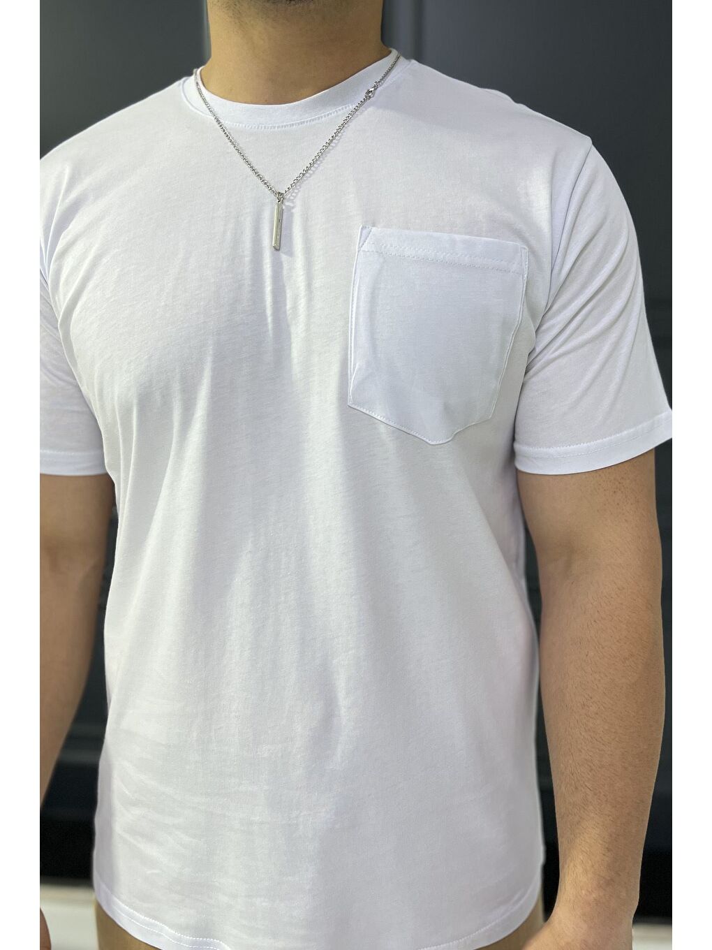 Beyaz Aksesuarlı Cepli Erkek Tişört-3