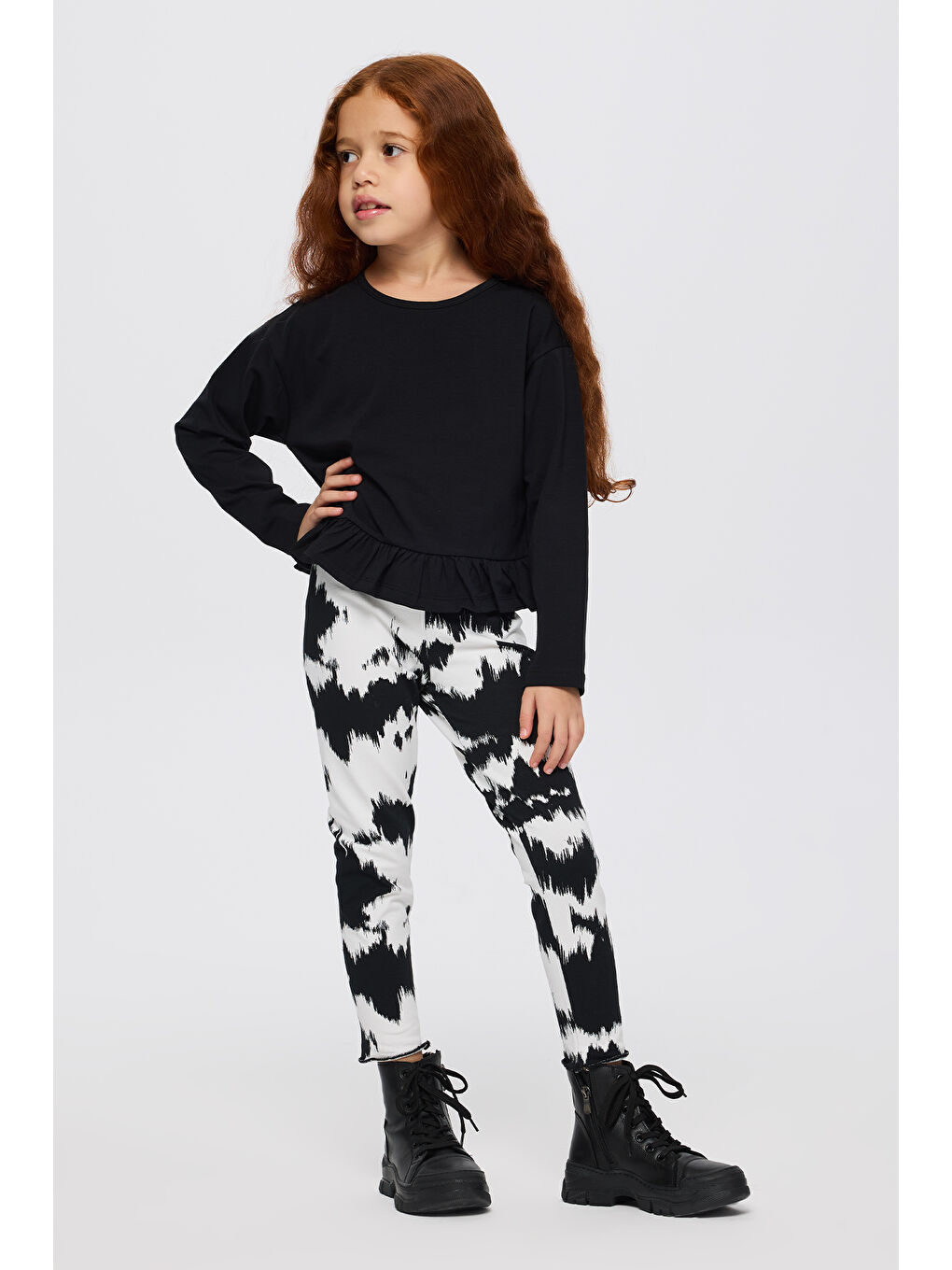 Kız Çocuk Etek Ucu Fırfırlı Uzun Kollu Siyah Tişört