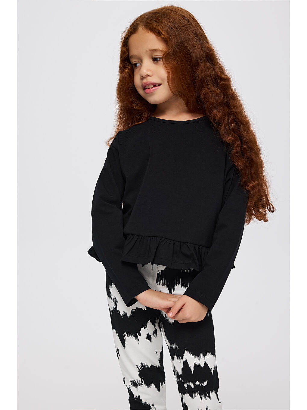 Kız Çocuk Etek Ucu Fırfırlı Uzun Kollu Siyah Tişört-2