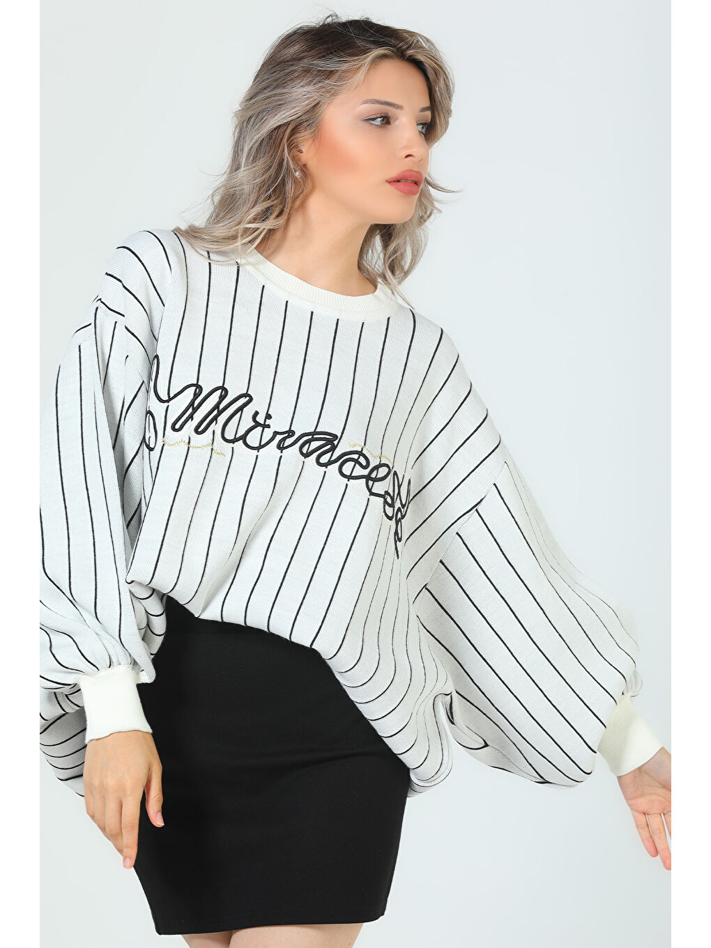Ekru Kadın Bisiklet Yaka Çizgi Desenli Nakışlı Salaş Triko Kazak-2