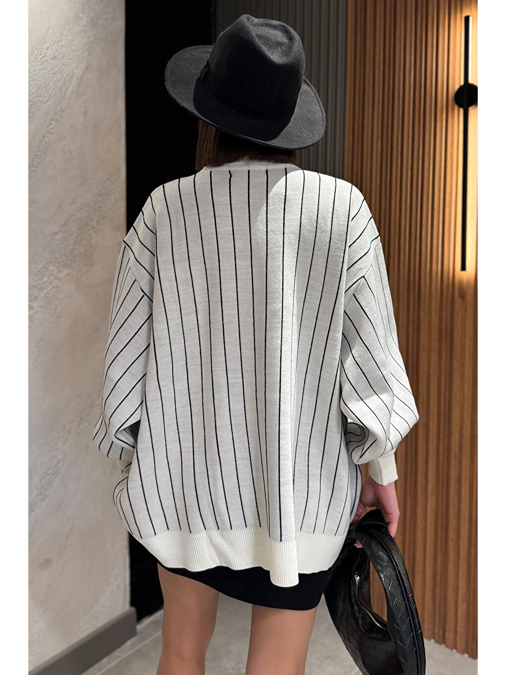 Ekru Kadın Bisiklet Yaka Çizgi Desenli Nakışlı Salaş Triko Kazak-5