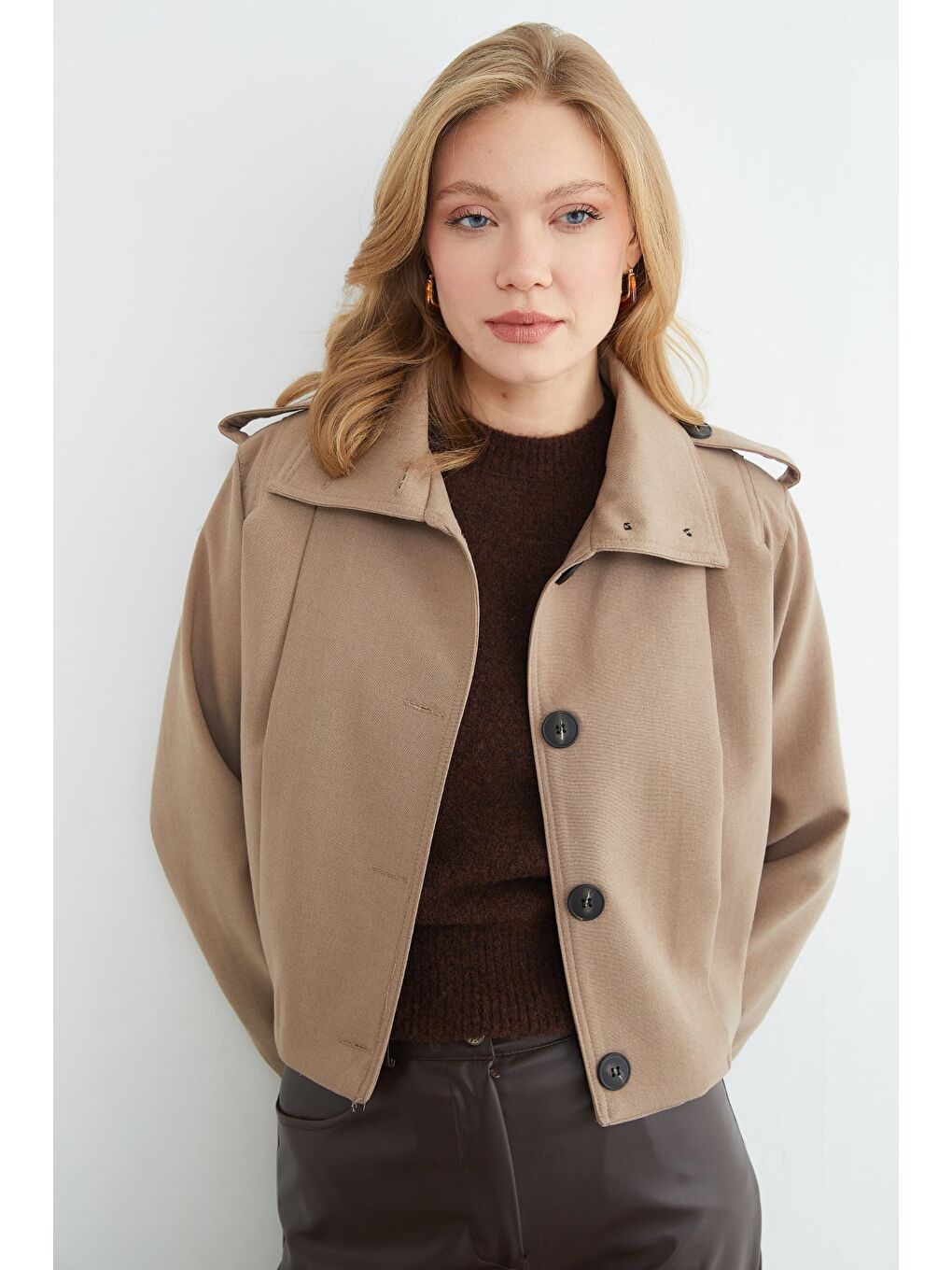 Bej Düğmeli Gömlek Yaka Pileli Trençkot-4