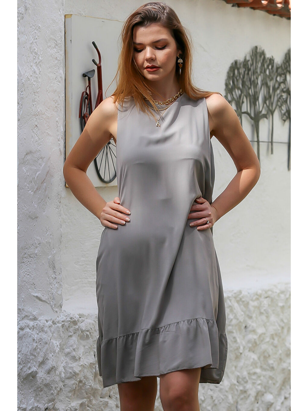 Bej İtalyan Vizon Boyundan Bağlamalı Eteği Fırfırlı Dokuma Casual Viskon Elbise-4