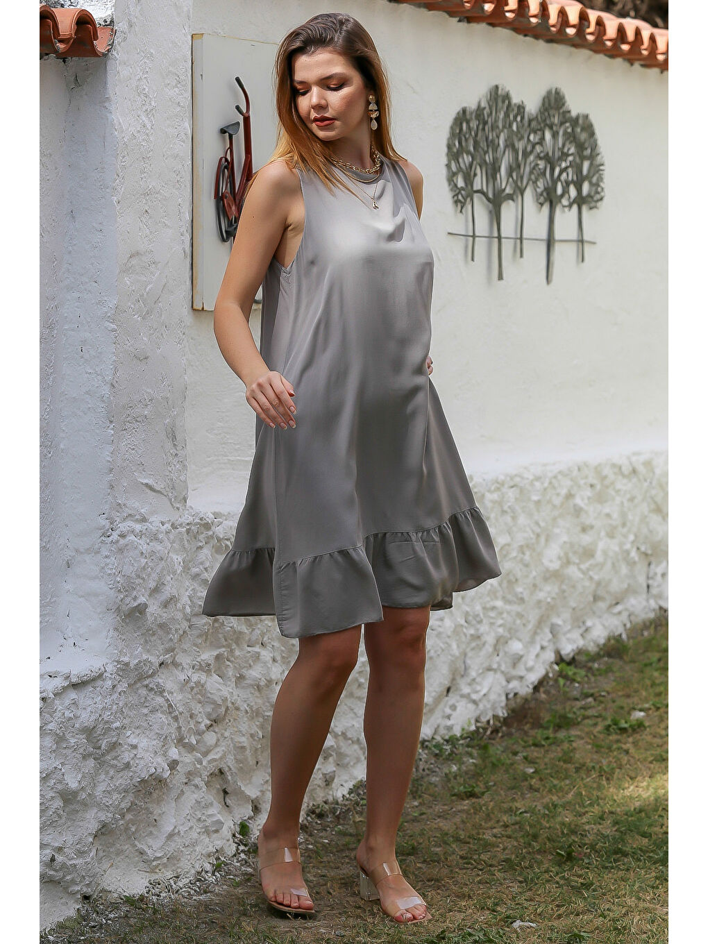 Bej İtalyan Vizon Boyundan Bağlamalı Eteği Fırfırlı Dokuma Casual Viskon Elbise-5