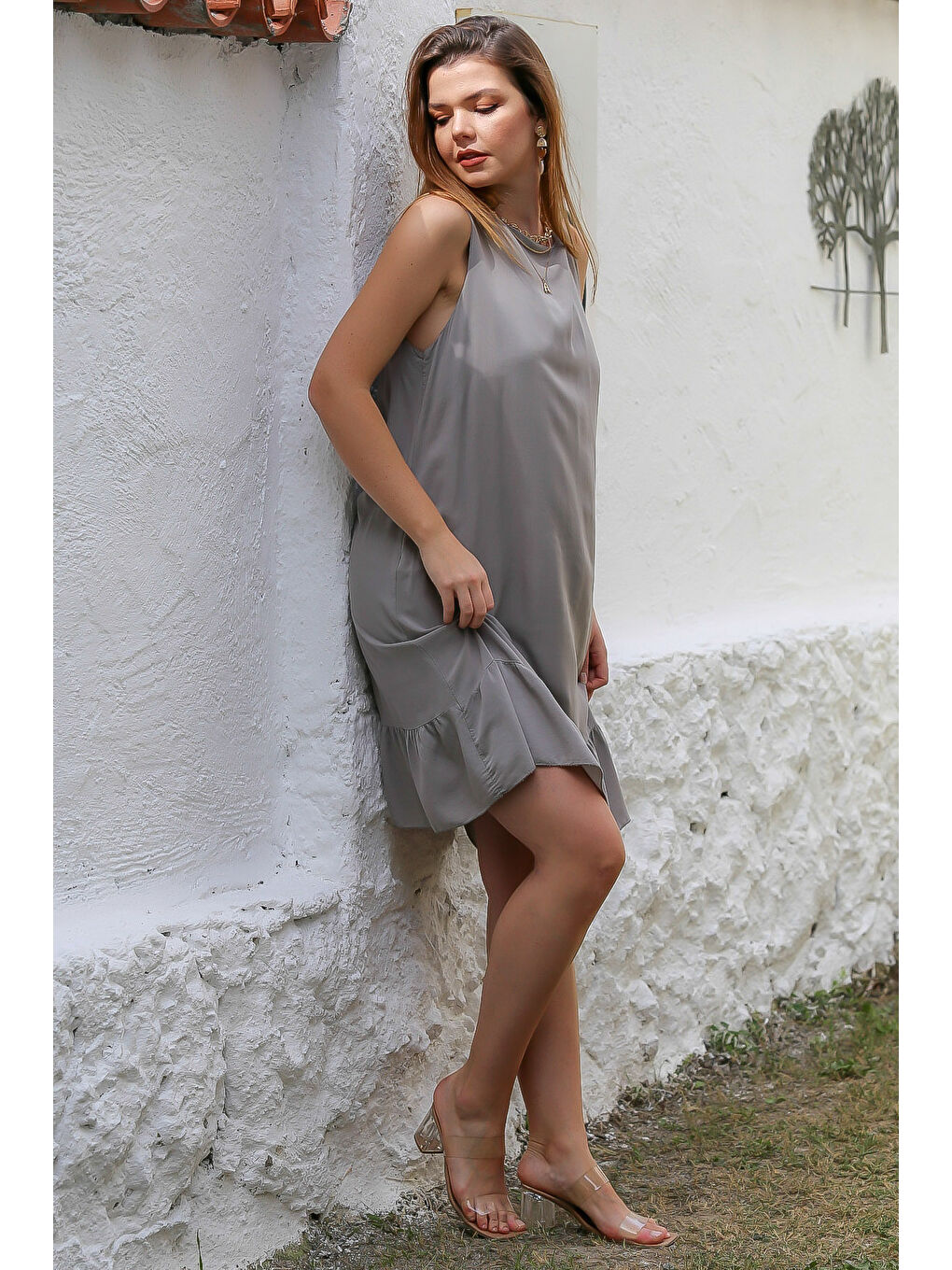 Bej İtalyan Vizon Boyundan Bağlamalı Eteği Fırfırlı Dokuma Casual Viskon Elbise-6