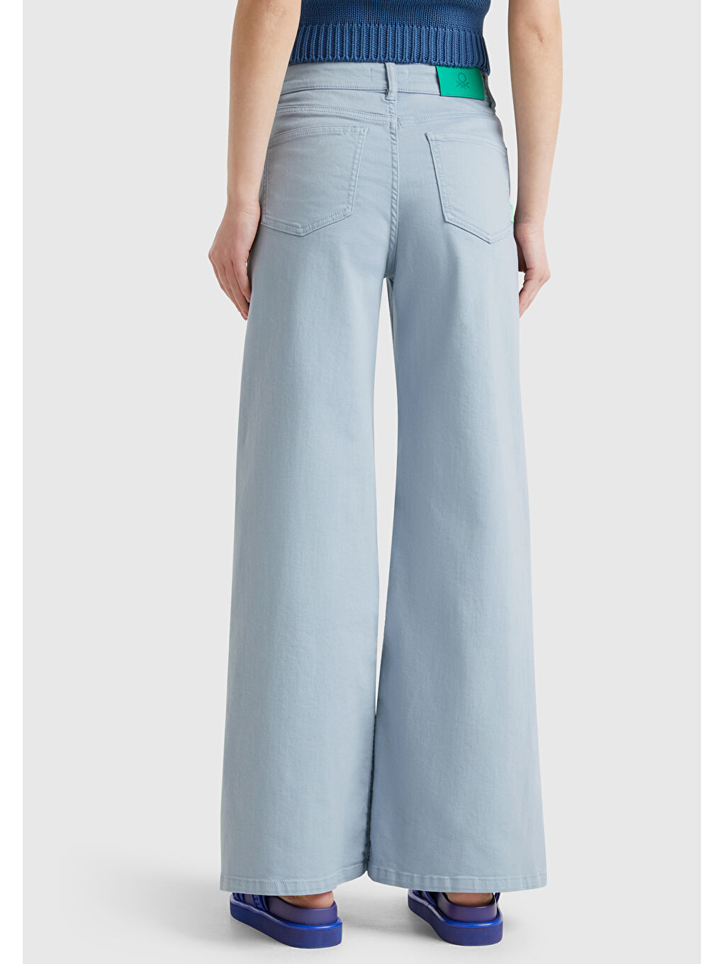 Kadın Açık Mavi Streç Pamuklu Arkası Logo Etiketli Bol Kesim Pantolon-2