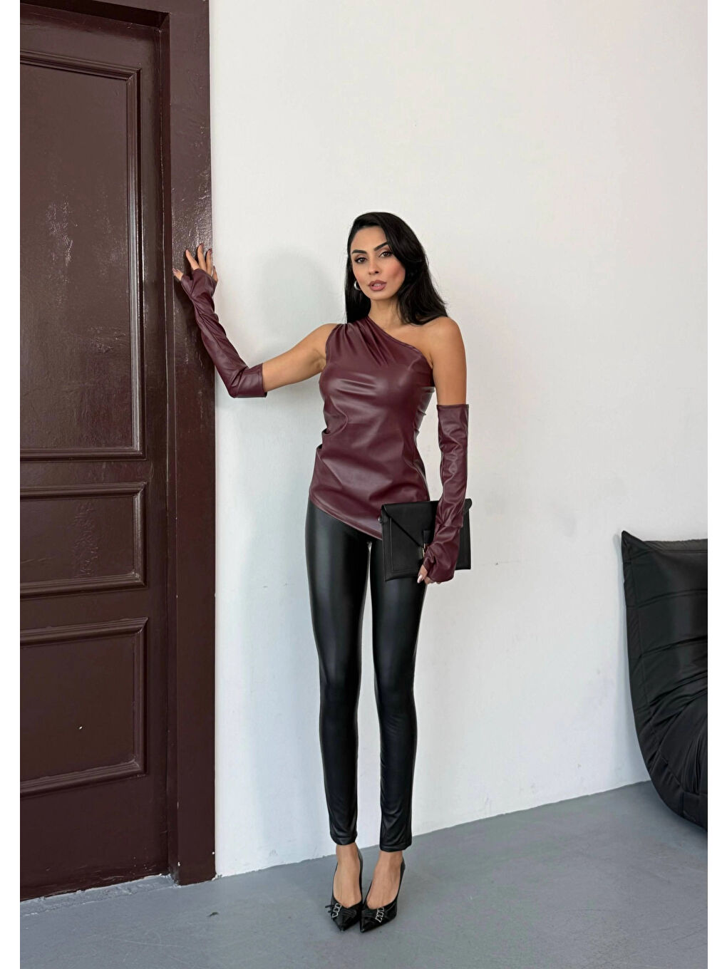 Kadın Bordo Tek Omuz Asimetrik Kesim Eldiven Detay Deri Bluz HZL25W-FRY123641-2