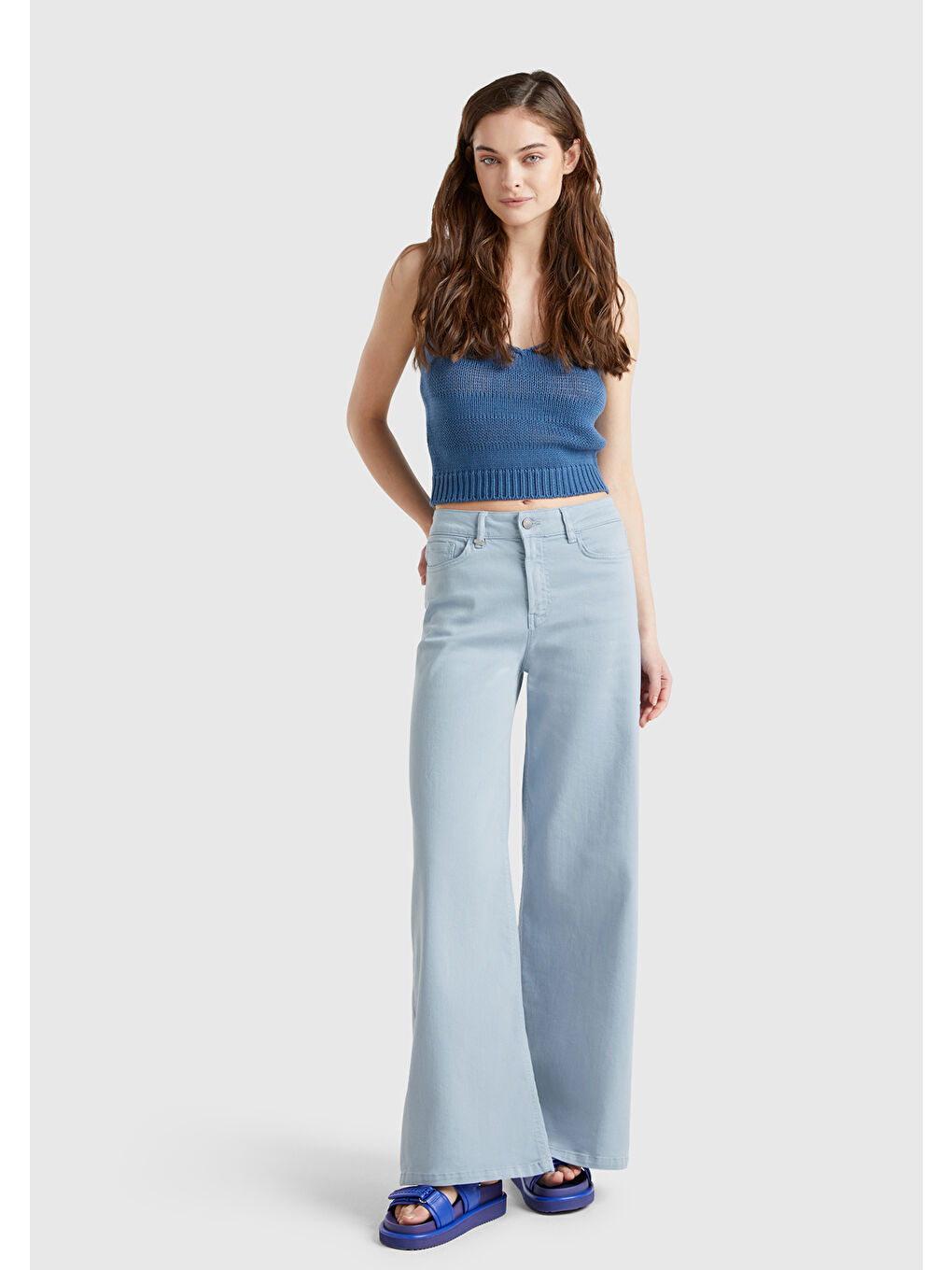 Kadın Açık Mavi Streç Pamuklu Arkası Logo Etiketli Bol Kesim Pantolon-4