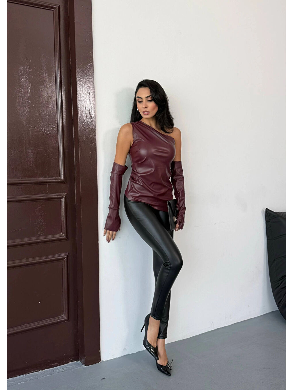 Kadın Bordo Tek Omuz Asimetrik Kesim Eldiven Detay Deri Bluz HZL25W-FRY123641-3