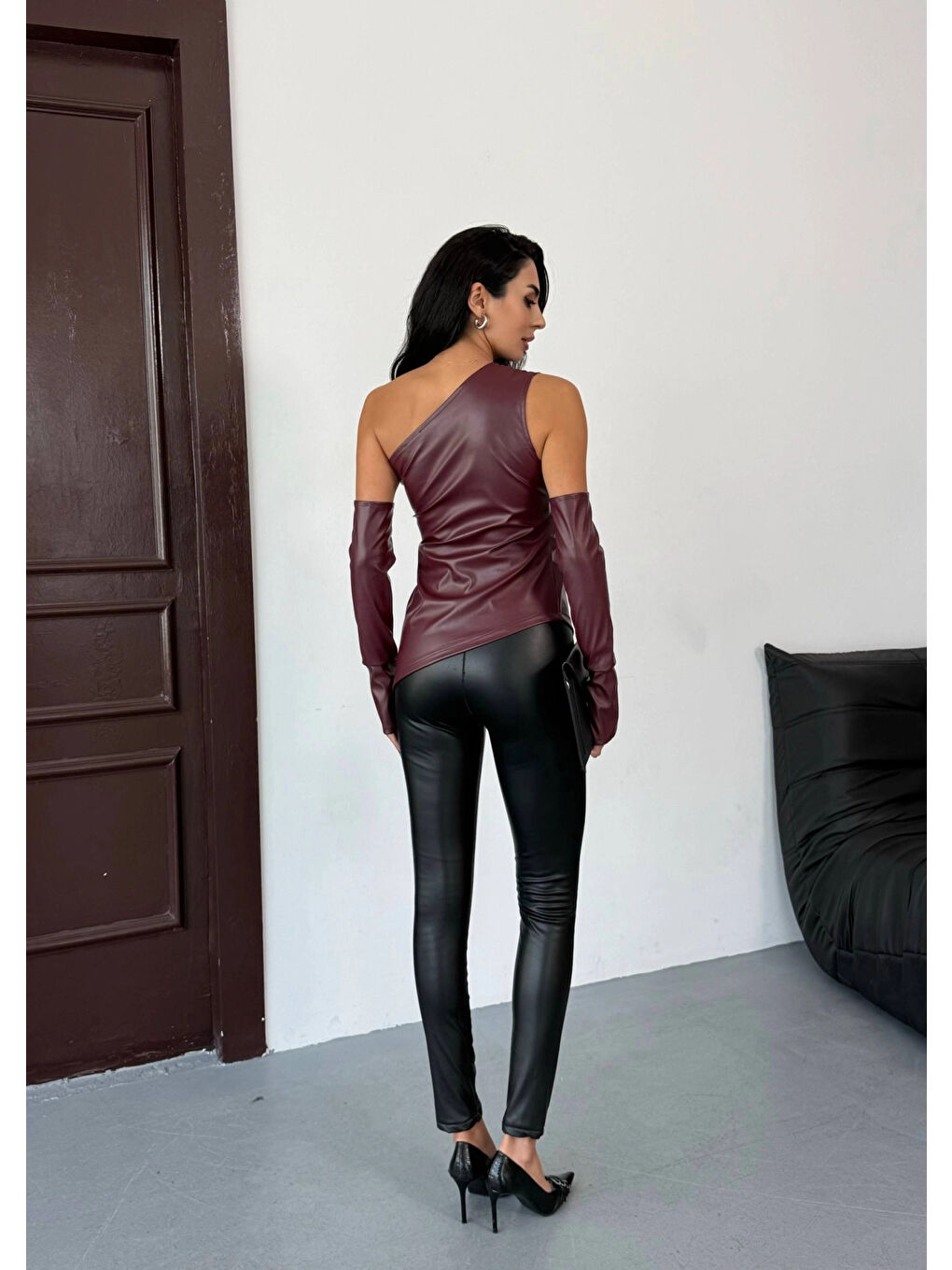 Kadın Bordo Tek Omuz Asimetrik Kesim Eldiven Detay Deri Bluz HZL25W-FRY123641-4