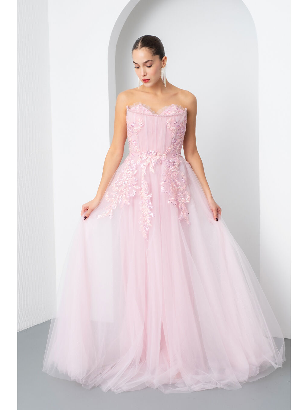 Pembe Kadın Pudra Straplez Güpürlü Uzun Tül Abiye Elbise