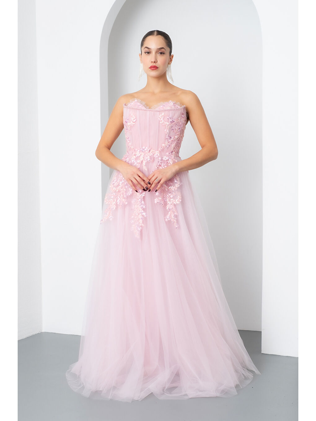 Pembe Kadın Pudra Straplez Güpürlü Uzun Tül Abiye Elbise-1