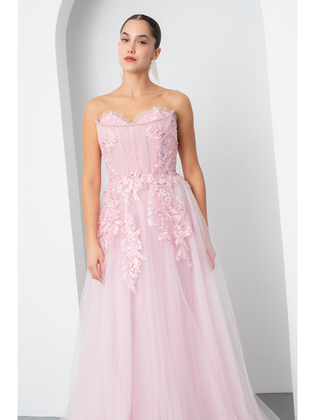 Pembe Kadın Pudra Straplez Güpürlü Uzun Tül Abiye Elbise-2