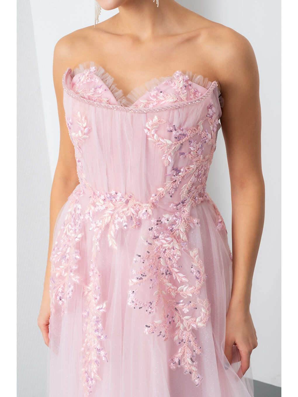 Pembe Kadın Pudra Straplez Güpürlü Uzun Tül Abiye Elbise-3