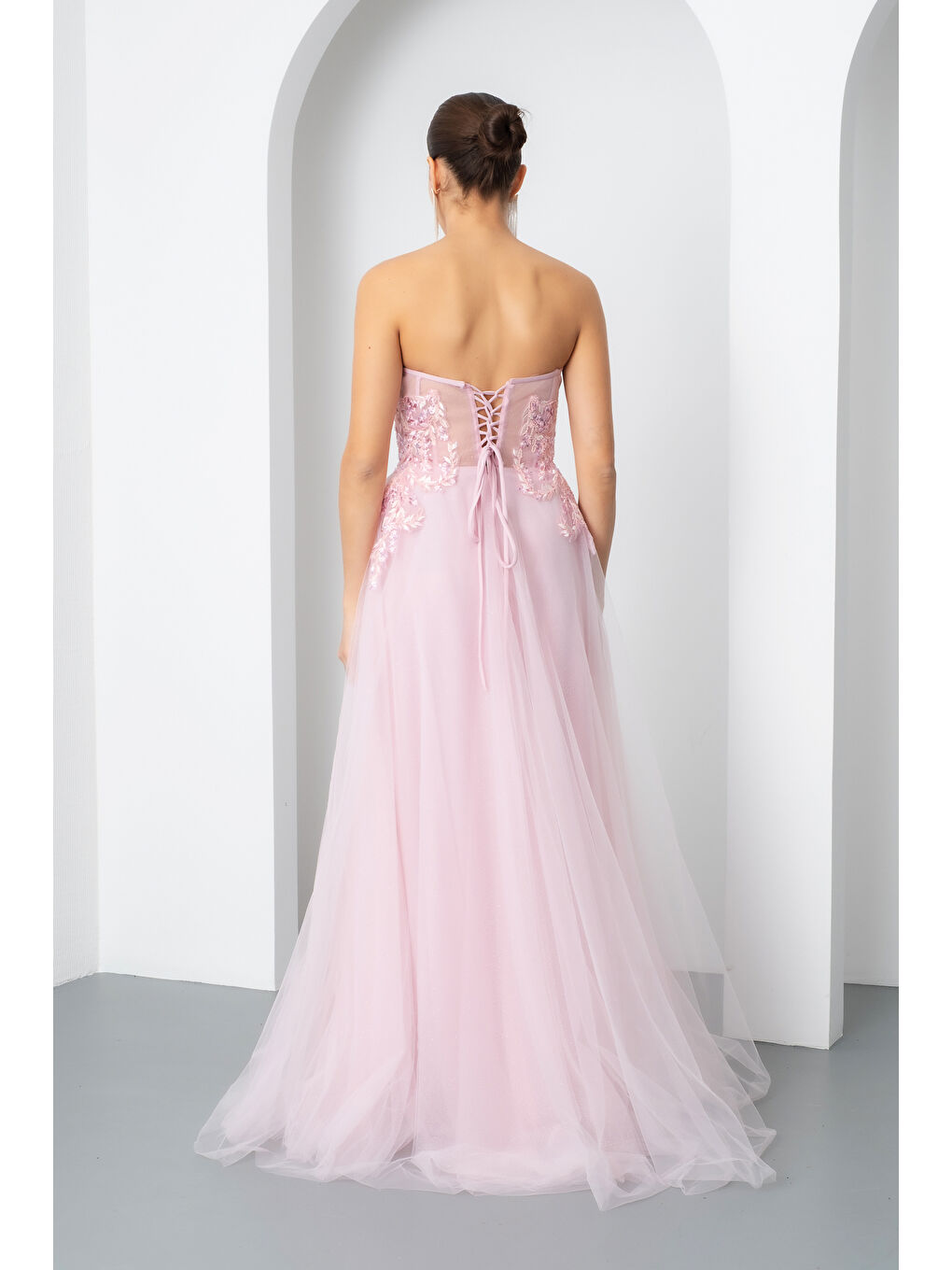 Pembe Kadın Pudra Straplez Güpürlü Uzun Tül Abiye Elbise-5