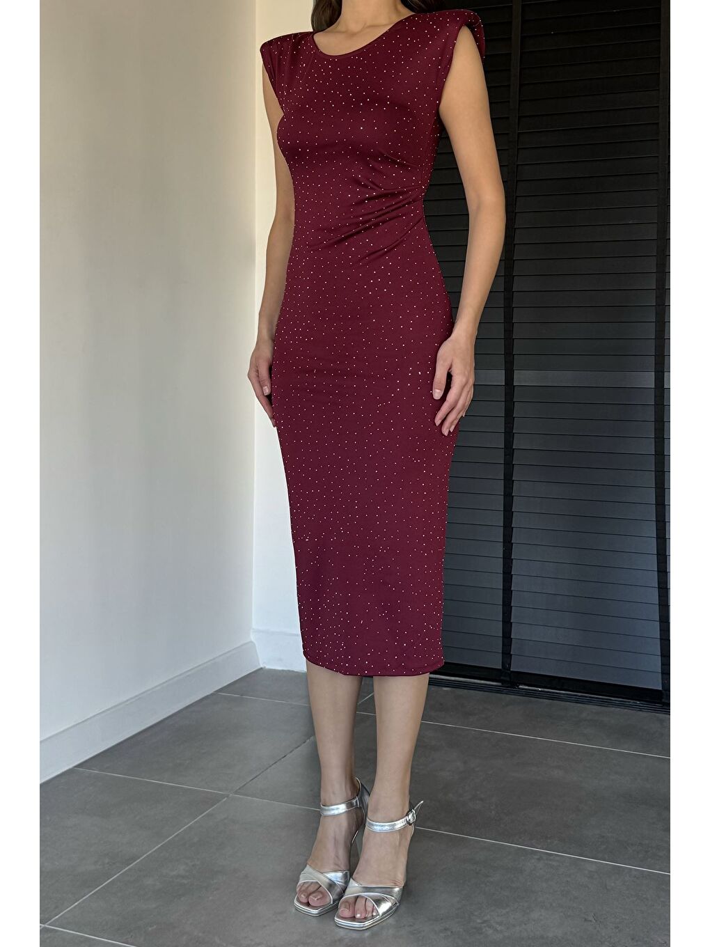 Bordo Omuz Vatkalı Taşlı Elbise-1