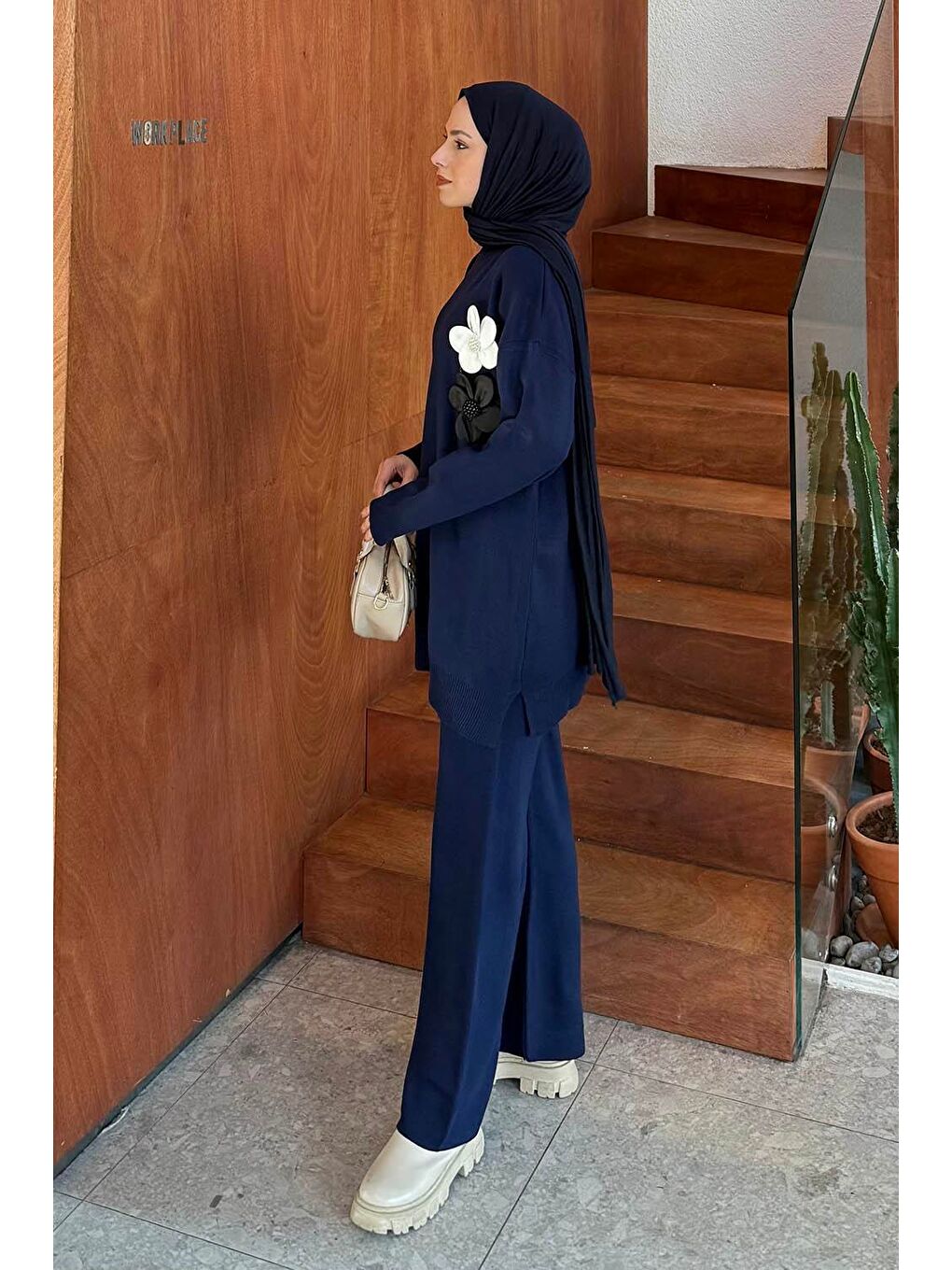 Çiçek Aksesuarlı Triko Takım Lacivert-1