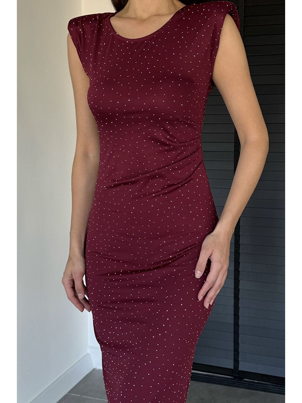 Bordo Omuz Vatkalı Taşlı Elbise-2