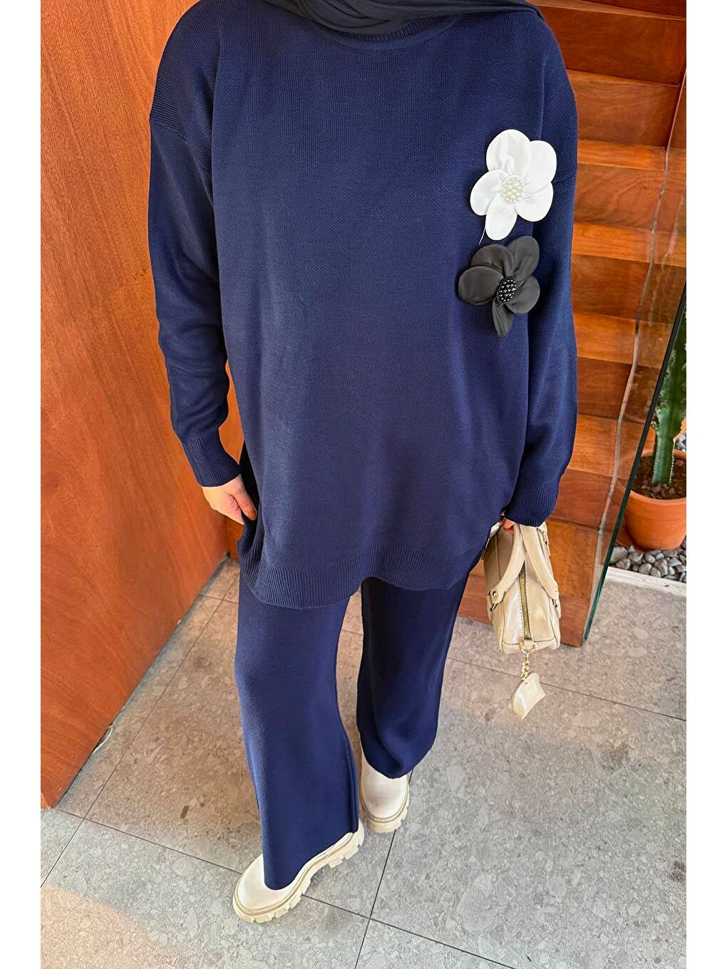Çiçek Aksesuarlı Triko Takım Lacivert-2