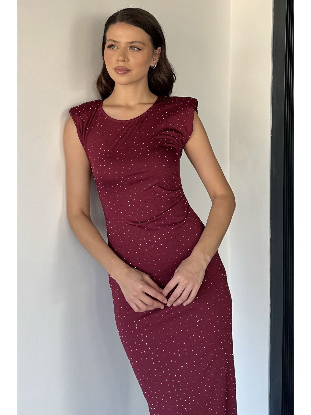 Bordo Omuz Vatkalı Taşlı Elbise-3