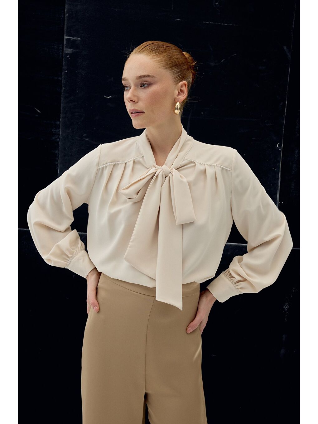 Aksesuar Detaylı Fularlı Bluz - Bej-1