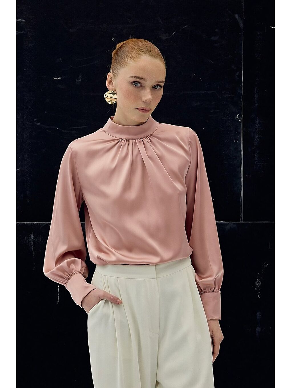 Yaka Detaylı Saten Bluz - Pembe-2