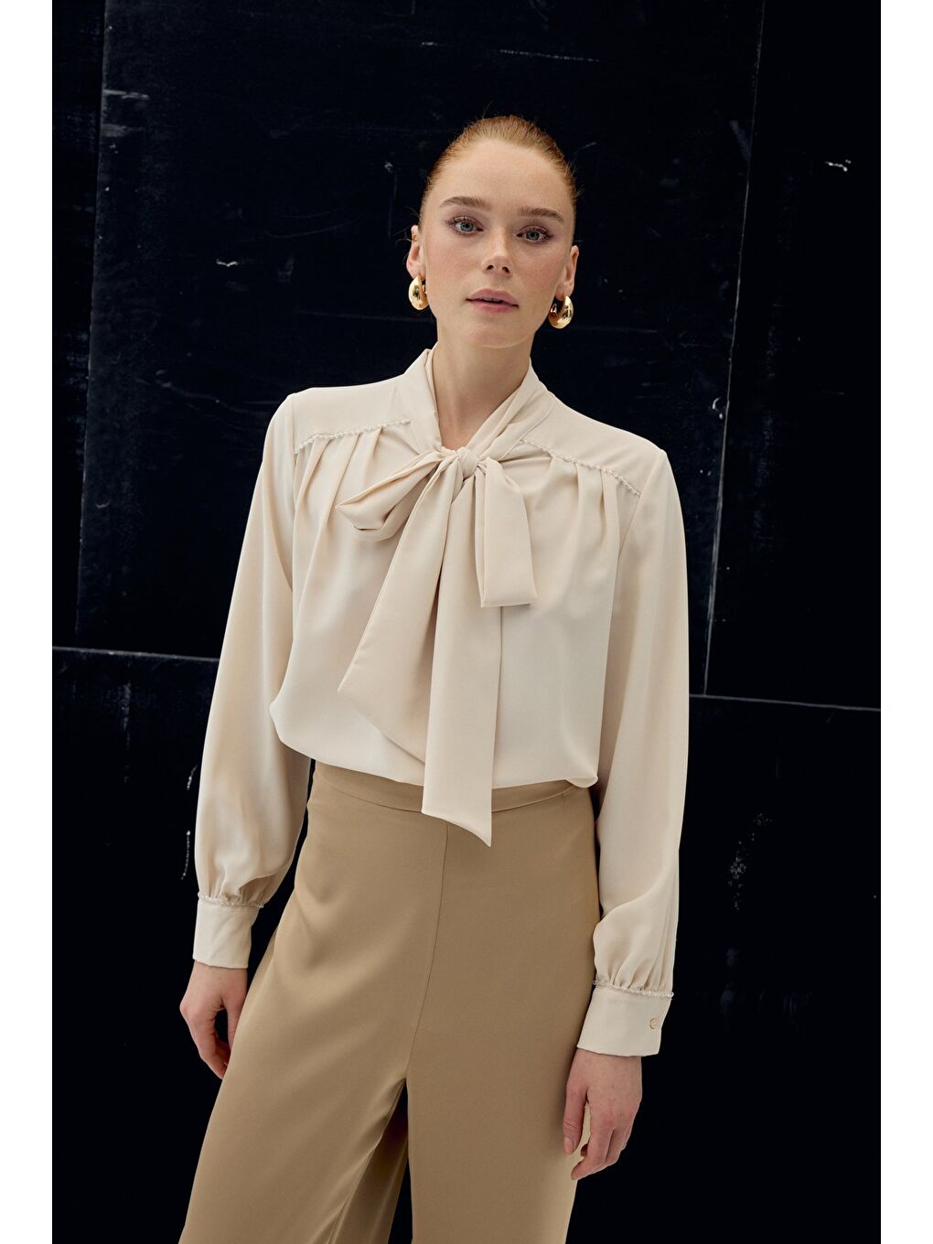 Aksesuar Detaylı Fularlı Bluz - Bej-2