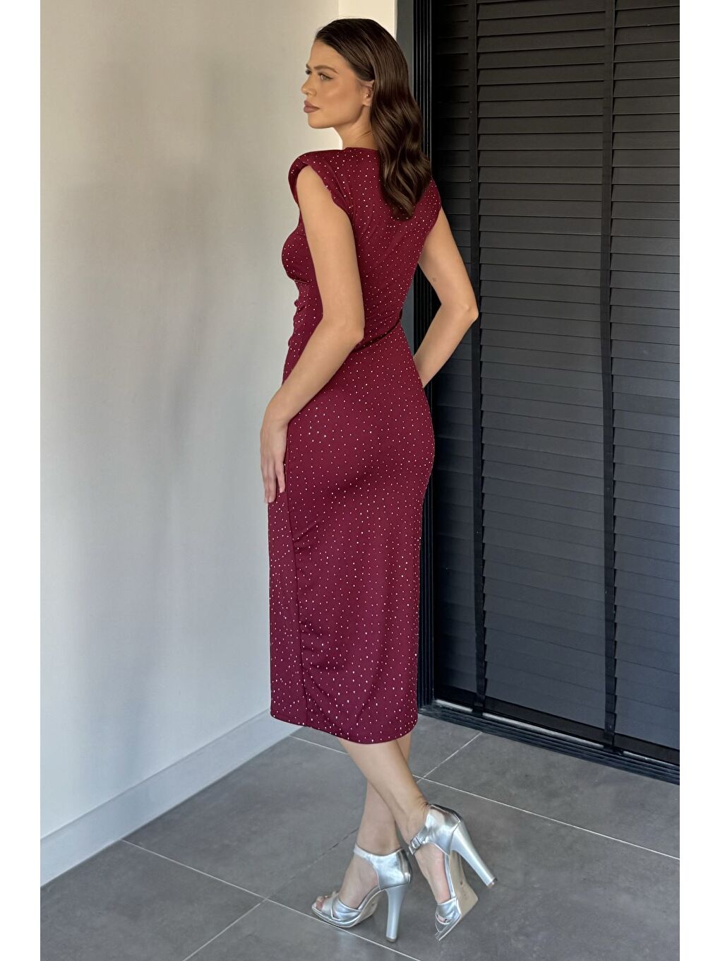 Bordo Omuz Vatkalı Taşlı Elbise-4
