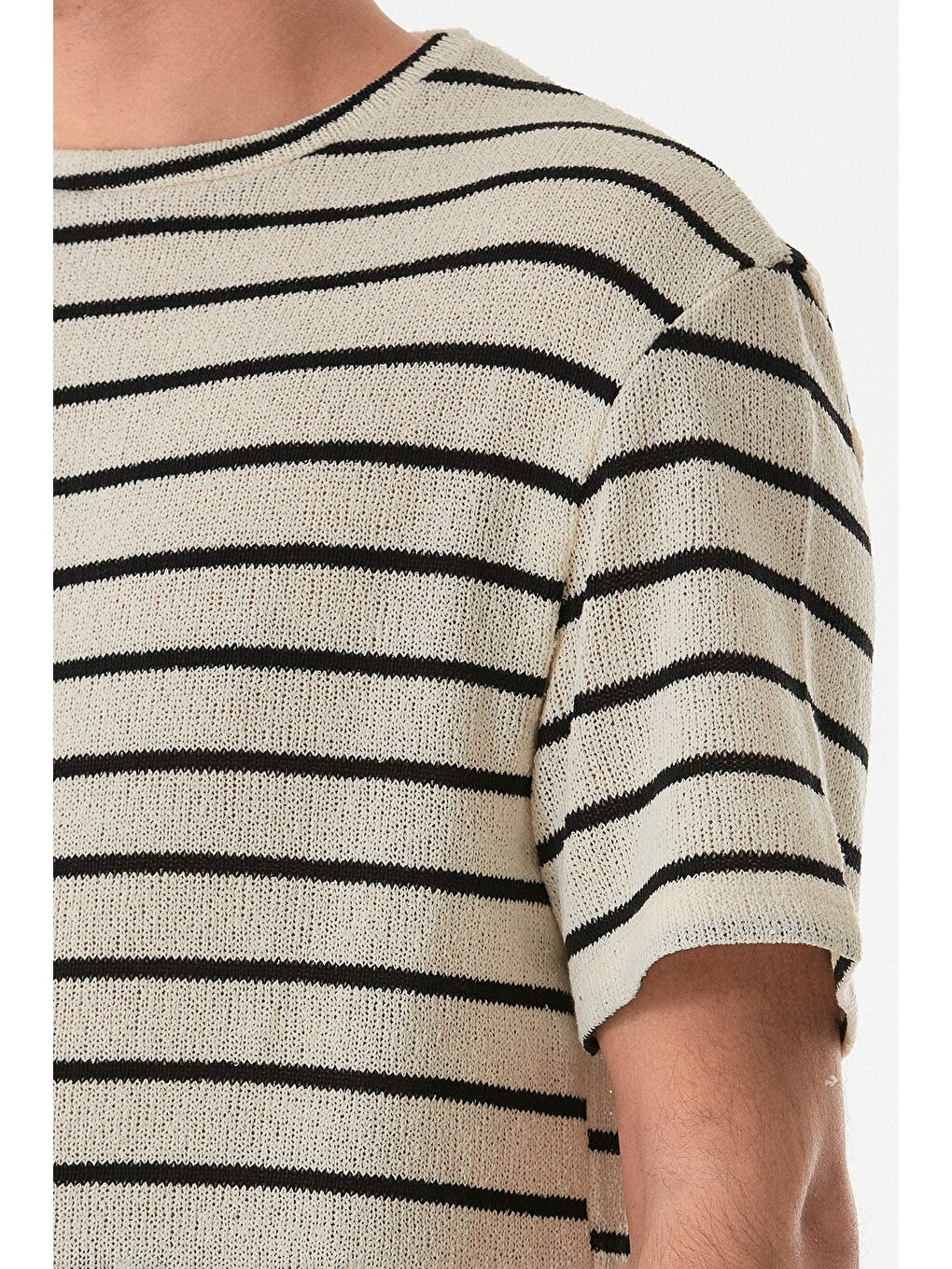 Siyah Çizgili Ajurlu Bisiklet Yaka Triko Tişört-4