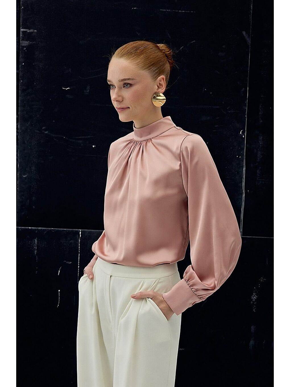 Yaka Detaylı Saten Bluz - Pembe-3