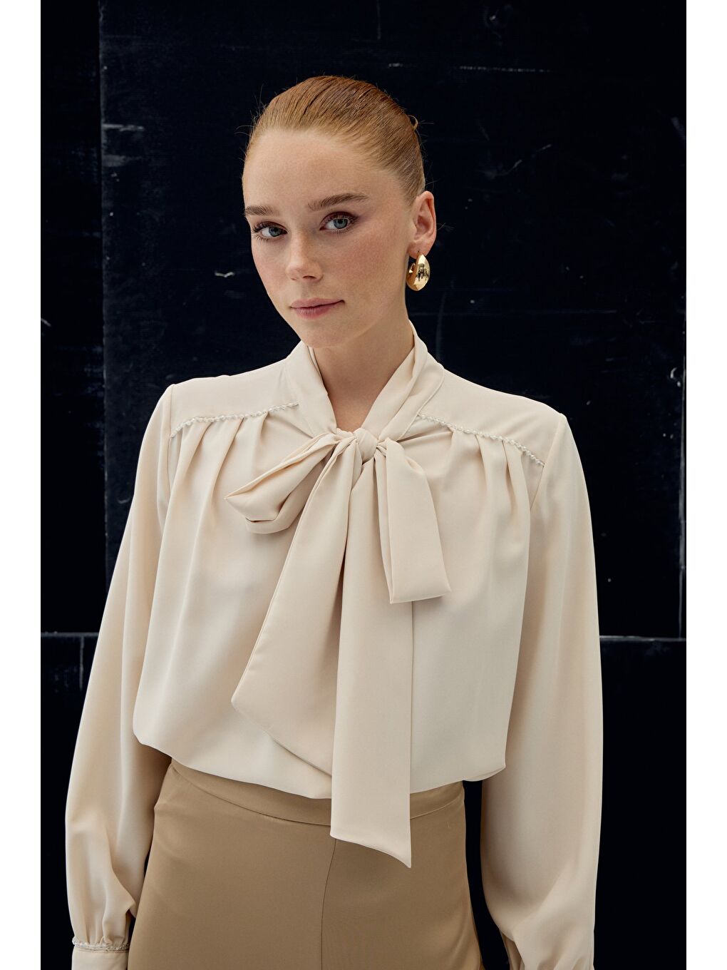 Aksesuar Detaylı Fularlı Bluz - Bej-3