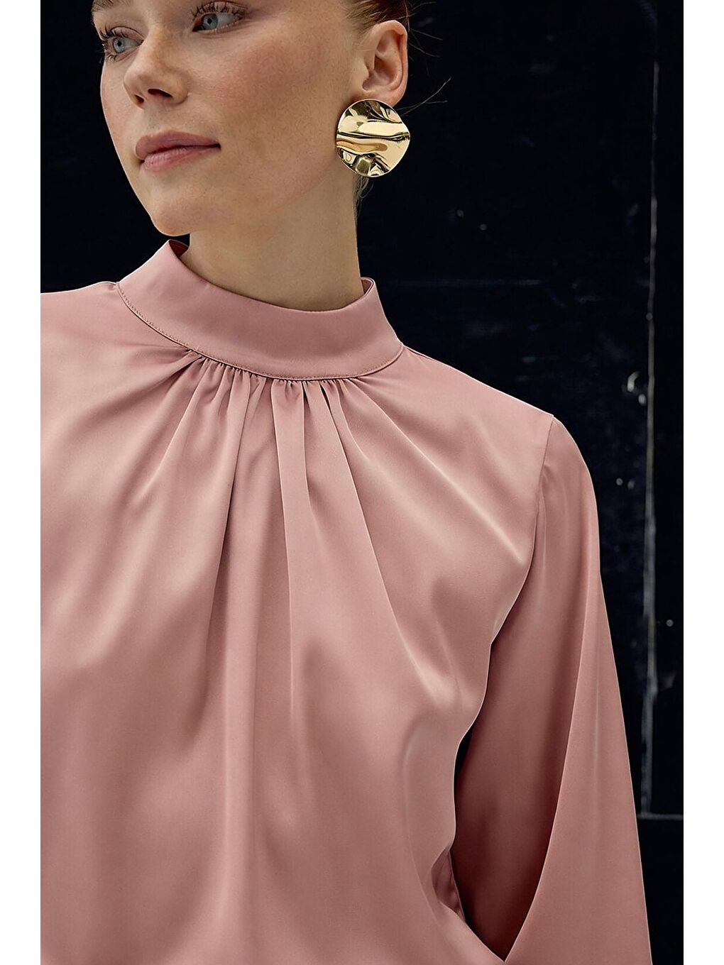 Yaka Detaylı Saten Bluz - Pembe-4