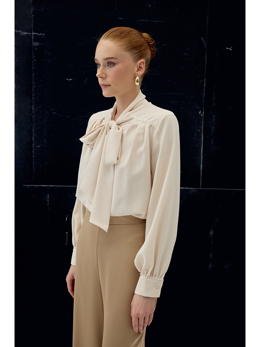 Aksesuar Detaylı Fularlı Bluz - Bej-4