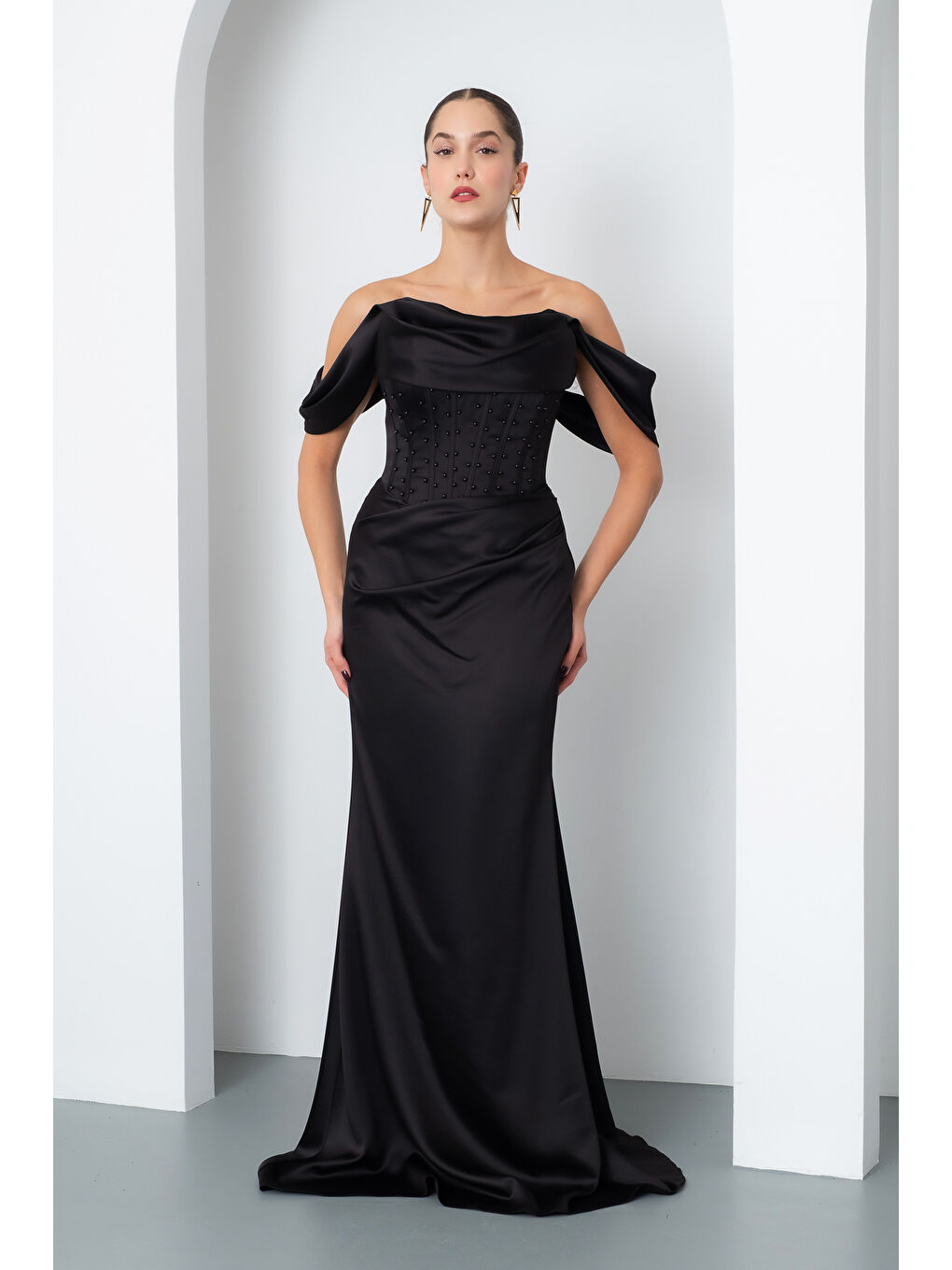 Kadın Siyah Kayık Yaka Boncuklu Uzun Saten Abiye Elbise