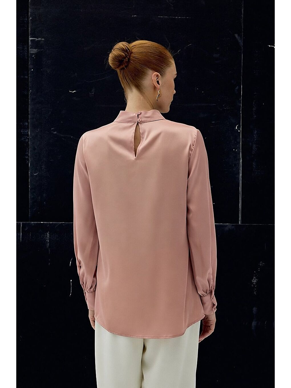 Yaka Detaylı Saten Bluz - Pembe-5