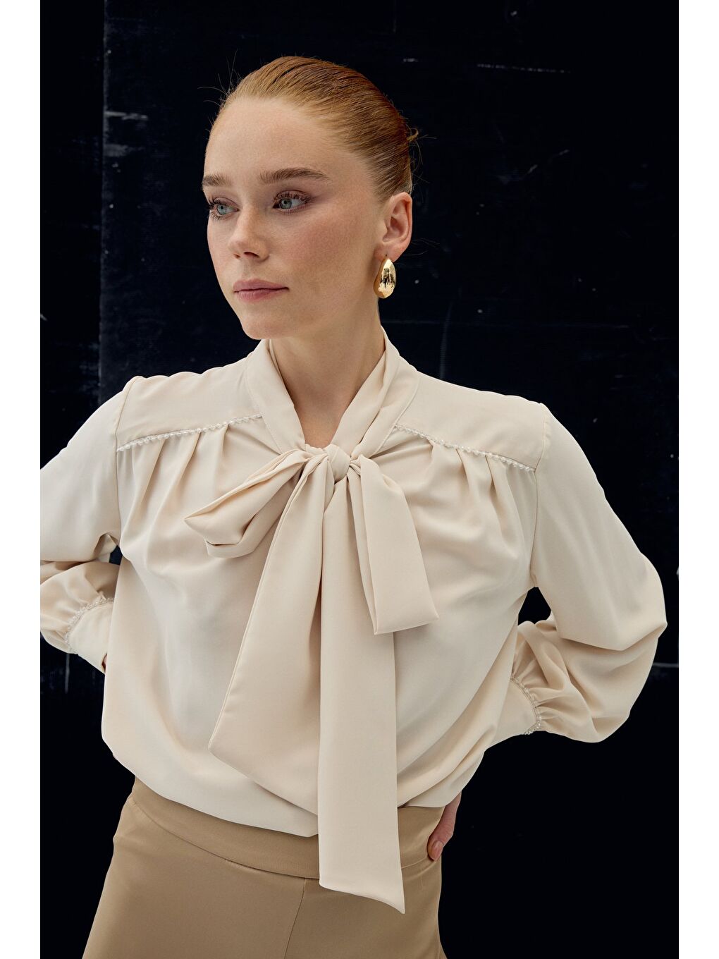 Aksesuar Detaylı Fularlı Bluz - Bej-5